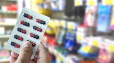 Texto acrescenta dispositivo para prever é permitida a instalação de farmácias e drogarias em...