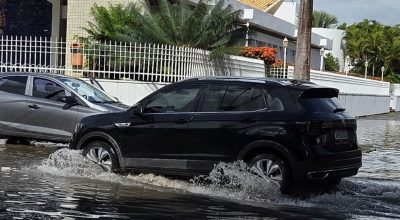 Galerias de águas pluviais entupidas ocasionam alagamentos em Boa Viagem - AUGUSTO CÉSAR / VOZ ...