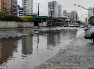 Galerias de águas pluviais entupidas em Jaboatão dos Guararapes - OMAR KAMEL / VOZ DO LEITOR