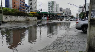 Galerias de águas pluviais entupidas em Jaboatão dos Guararapes - OMAR KAMEL / VOZ DO LEITOR