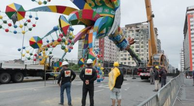 A previsão da Prefeitura do Recife é de que a alegoria gigante seja erguida para reinar na foli...