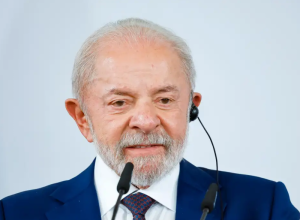 Lula desembarcou, neste domingo (19), na cidade de Hannover, na Alemanha, em busca de parcerias c...