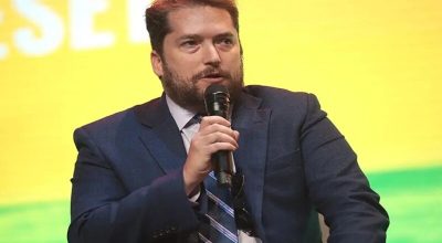 Darren Beattie é crítico de Moraes e próximo aos Bolsonaros - Foto: Gage Skidmore/Wikimedia ...